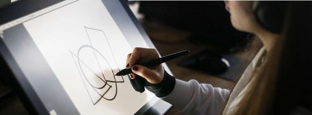 Diseñadora gráfica trabajando